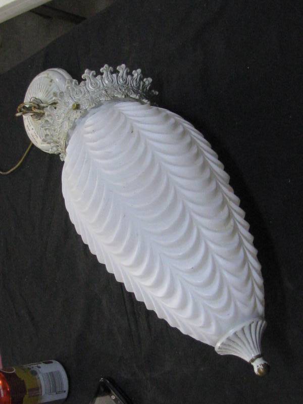 lot 39 image: Vintage Hanging Lamp