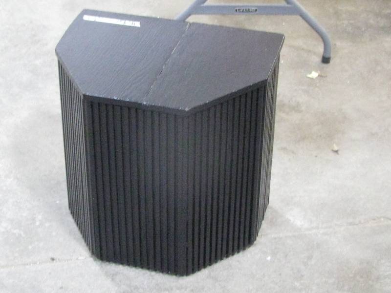 lot 23 image: End Table