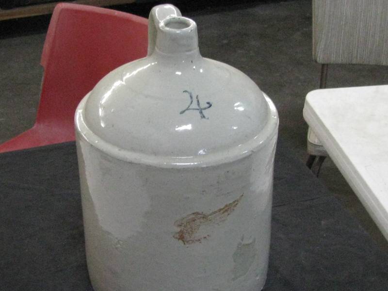 lot 47 image: Red Wing Union Stoneware 4gl Large Wing Shoulder Jug