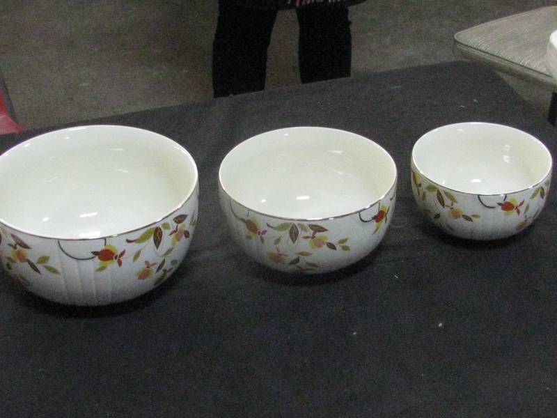 lot 61 image: Jewel Tea Autumn Leaf Nesting Bowls