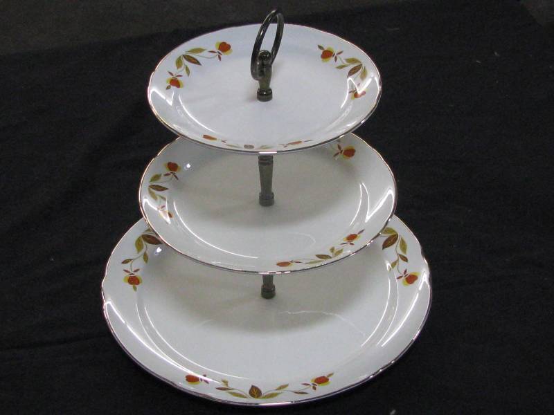lot 62 image: Jewel Tea Autumn Leaf 3-Tier Tid-Bit Stand