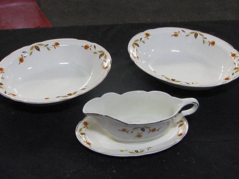 lot 66 image: Jewel Tea Autumn Leaf Serving Bowls