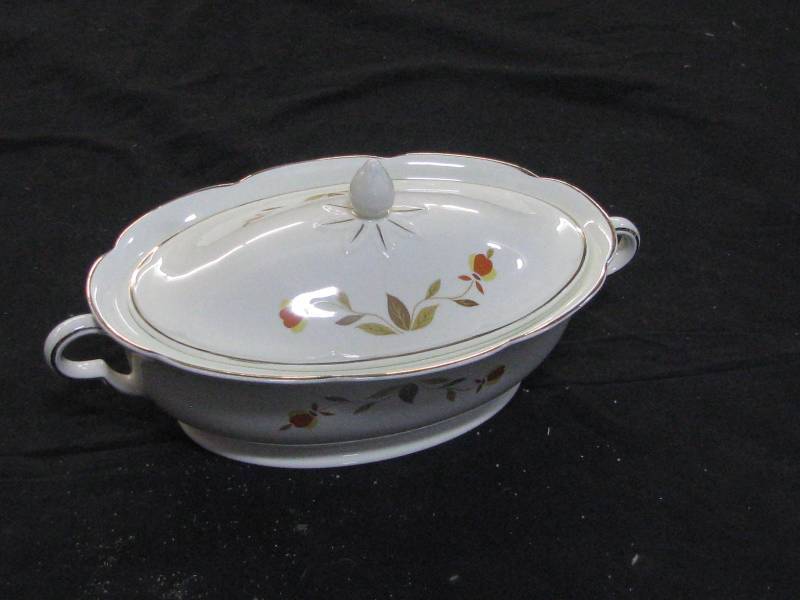 lot 67 image: Jewel Tea Autumn Leaf Covered Vegetable bowl