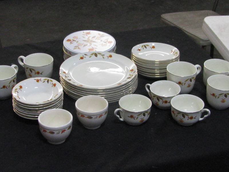 lot 69 image: Jewel Tea Autumn Leaf Lot