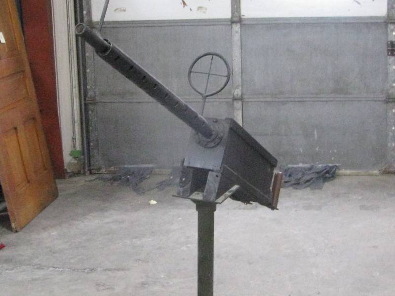lot 73 image: Toy Machine Gun