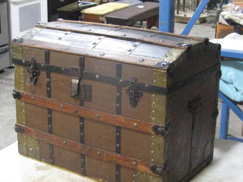 lot 74 image: Antique Hump Back Steamer Trunk