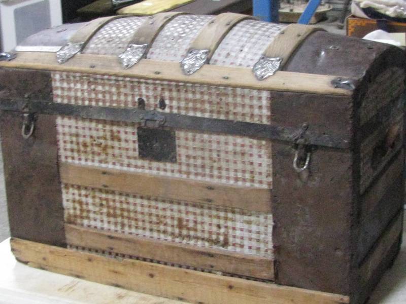 lot 75 image: Antique Hump Back Steamer Trunk