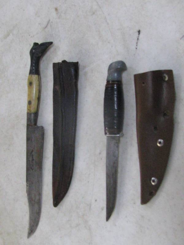 lot 84 image: Hunting Knives