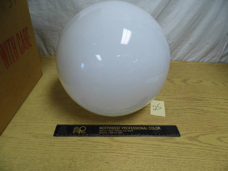 lot 25 image: Large Globe