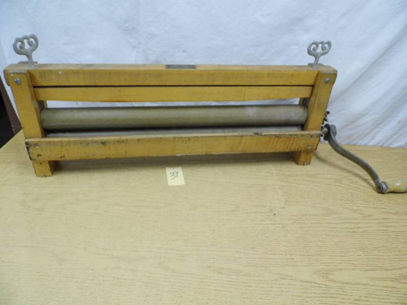 lot 39 image: Photo Wringer