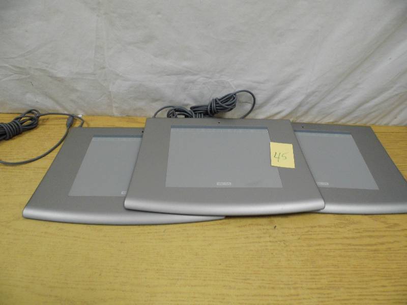 lot 45 image: Lot of 3 Intuos 2 Graphics Tablets