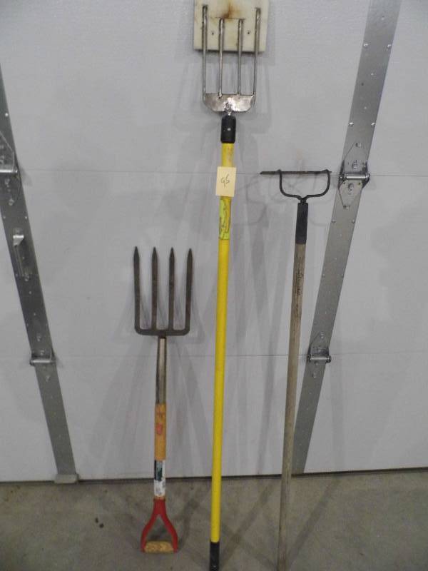 lot 95 image: Assorted Yard Tools