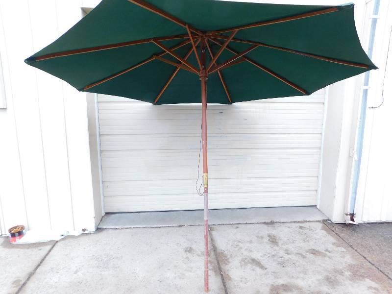 lot 4 image: Patio Umbrella and Metal Folding Chairs