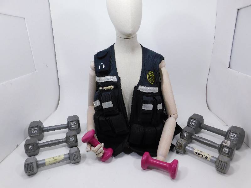 lot 11 image: Weights and GOLDS GYM 20-LB. ADJUSTABLE CONDITIONING VEST