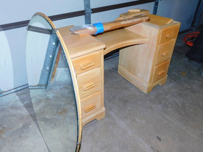 lot 93 image: Vintage Dresser
