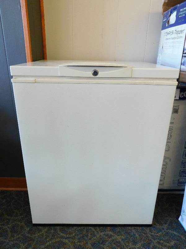 lot 36 image: Sears Kennmore Chest Freezer