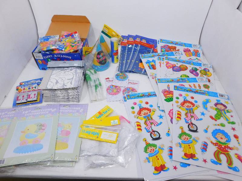 lot 46 image: Lot of Party Supplies