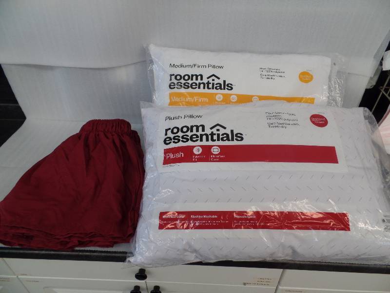 Bed skirt & pillows