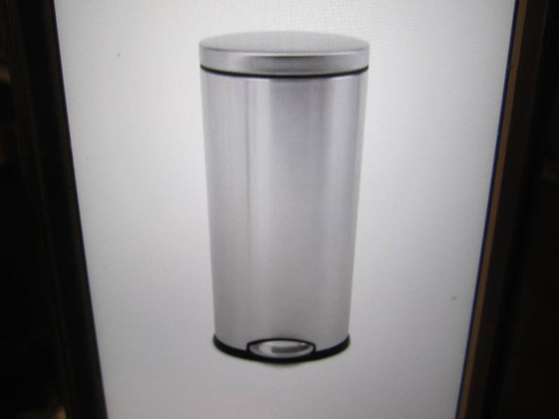 lot 4 image: Stainless Steel 30 Liter Round Step...