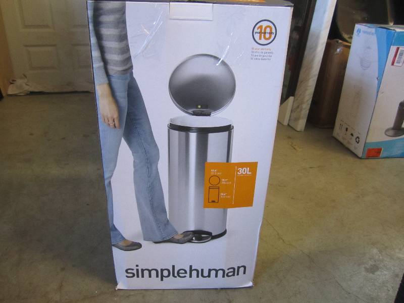 lot 8 image: Stainless Steel 30 Liter Round Step...