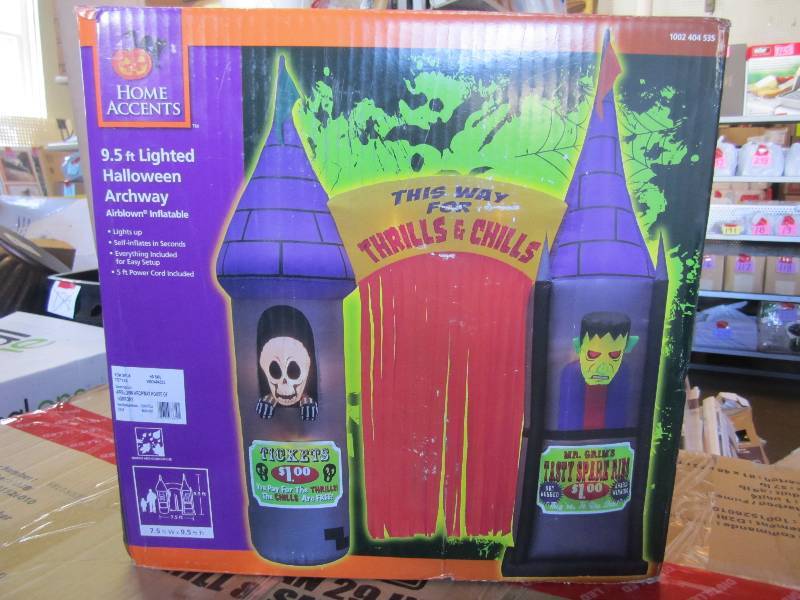 lot 16 image: 9.5 Foot Lighted Inflatable Hallowe...