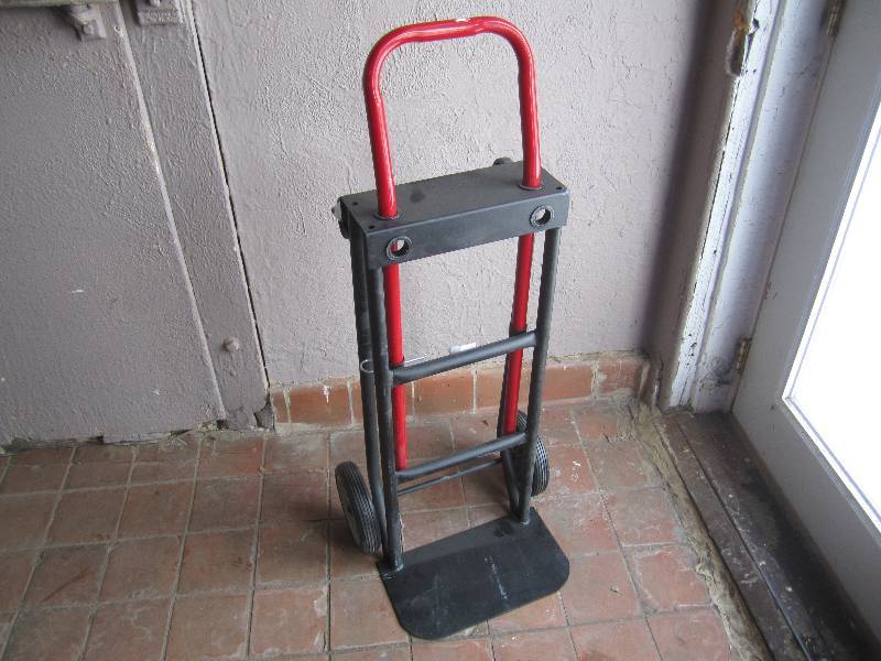 lot 21 image: Milwaukee 300500 lb. Capacity Conv...