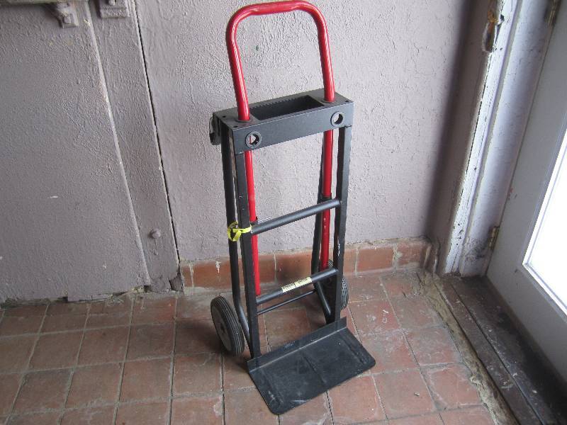 lot 22 image: Milwaukee 300500 lb. Capacity Conv...