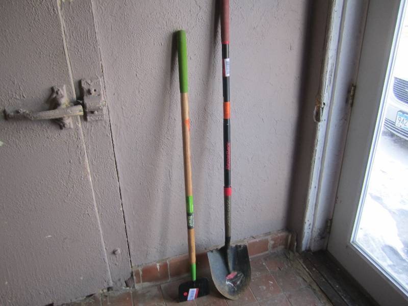 lot 59 image: Shovel and 7 Scrapper Shovel has c...