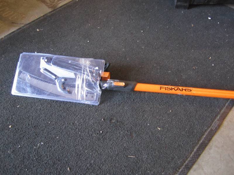 lot 60 image: Fiskars Extendable Tree Pruner 7-12...