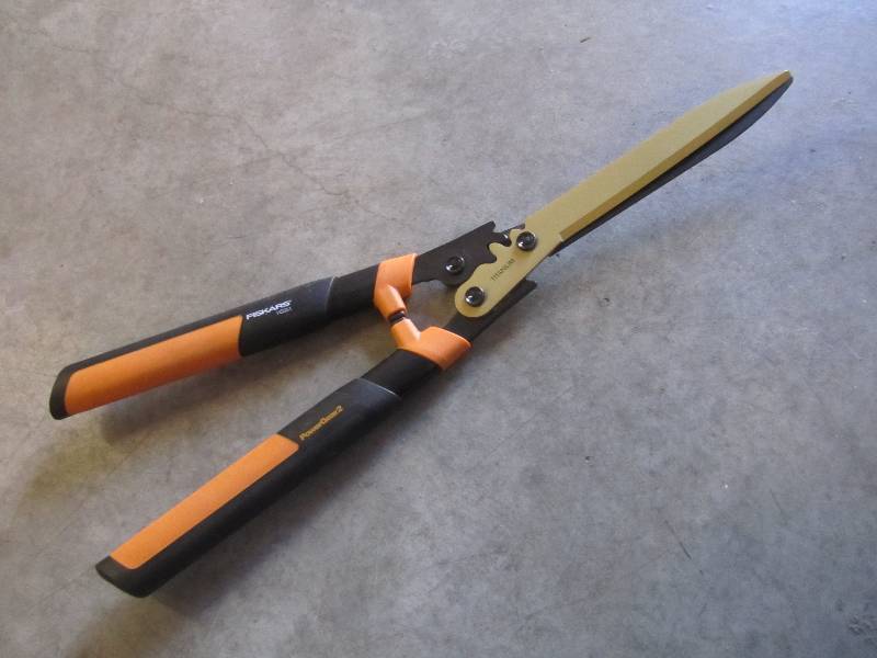 lot 63 image: Fiskars PowerGear Titanium 23.25 H...