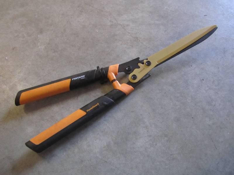 lot 64 image: Fiskars PowerGear Titanium 23.25 H...