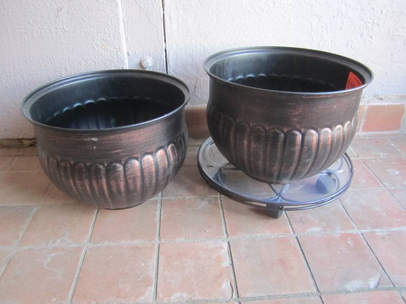 lot 68 image: 2 - 15 Bronze Ribbed Metal Bowl Pl...