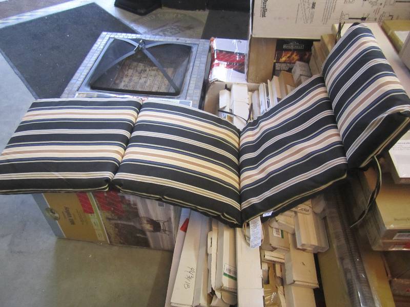 lot 91 image: Hampton Bay Caprice Stripe Outdoor ...