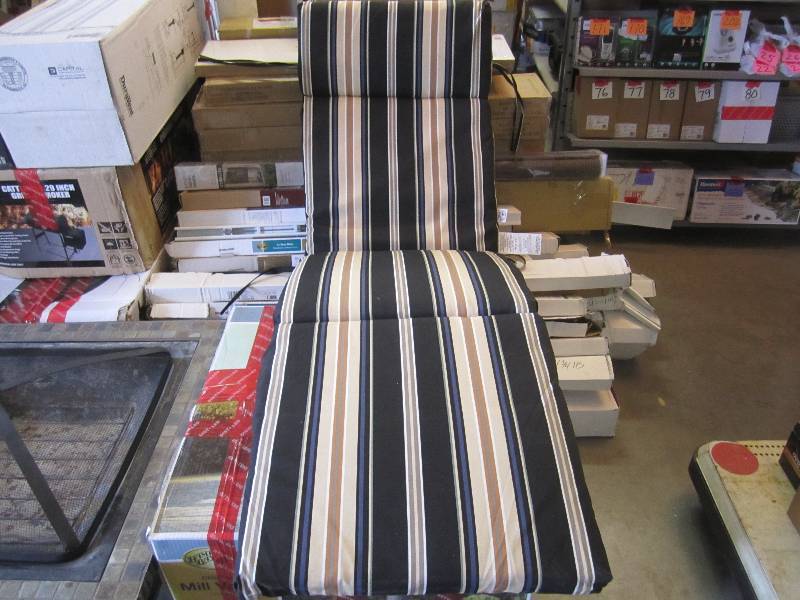 lot 92 image: Hampton Bay Caprice Stripe Outdoor ...