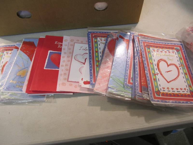 lot 99 image: Large Lot of Valentine Greeting Car...