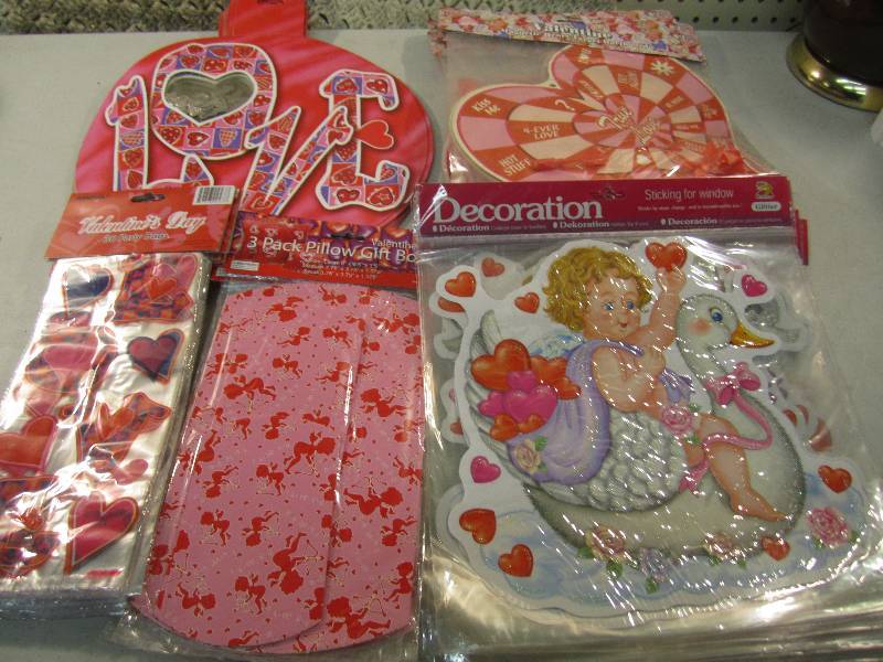 lot 102 image: Large Lot of Valentine Decor Good r...