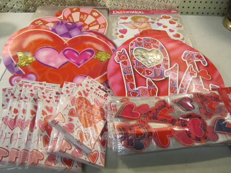 lot 103 image: Large Lot of Valentine Decor Good r...