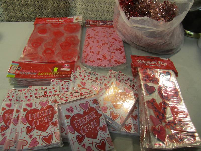 lot 104 image: Large Lot of Valentine Decor Good r...