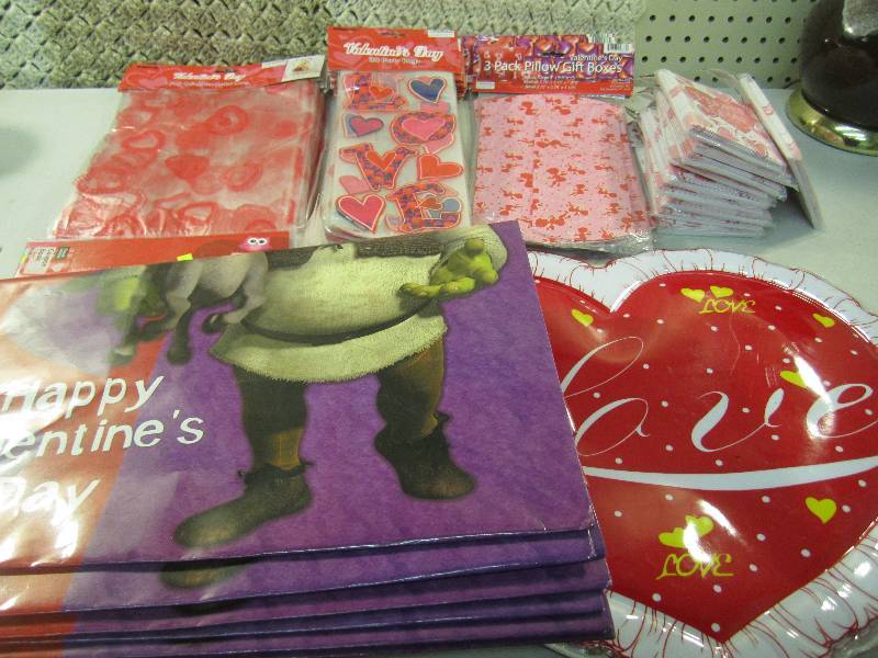lot 105 image: Large Lot of Valentine Decor Good r...