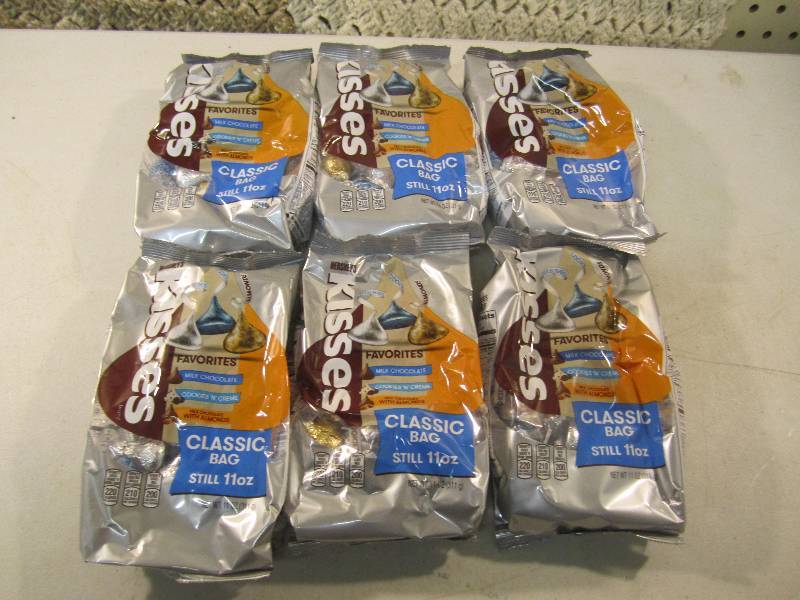 lot 115 image: Lot of 6 Bags Hersheys Kisses Favor...