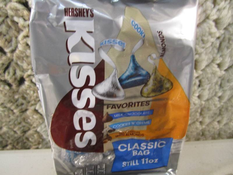 lot 116 image: Lot of 6 Bags Hersheys Kisses Favor...