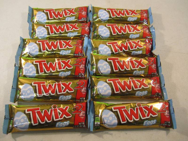 lot 161 image: Lot of 12 Twix Eggs Cookies 2 per p...