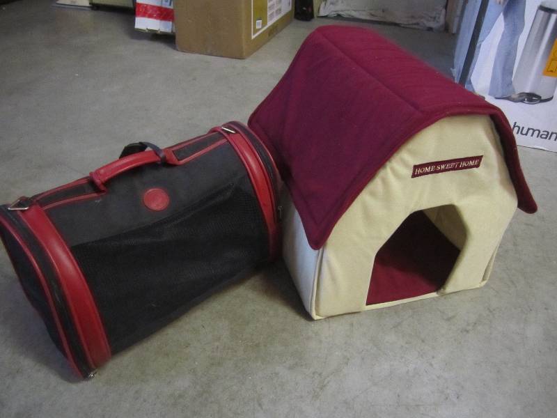 lot 190 image: Small Pet Transport Bag and House B...