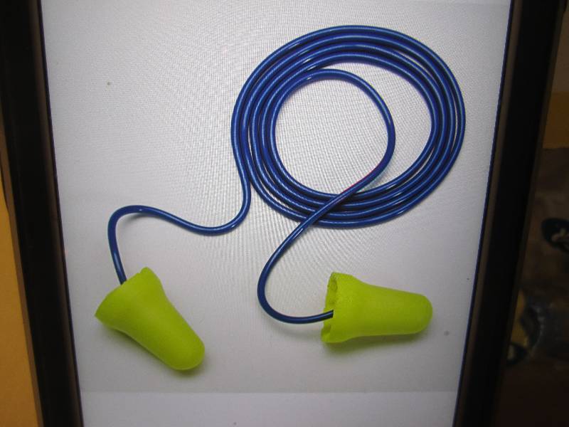 lot 196 image: Box of 200 3M E-Z-Fit Corded Earplu...