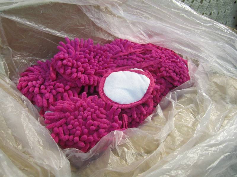 lot 266 image: Case of 200 Frizzy Finger Dusters P...