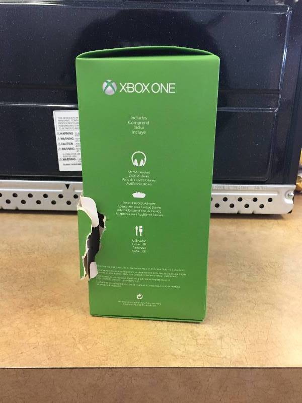 lot 90 image: New (Damaged Box) XBOX ONE stereo headset