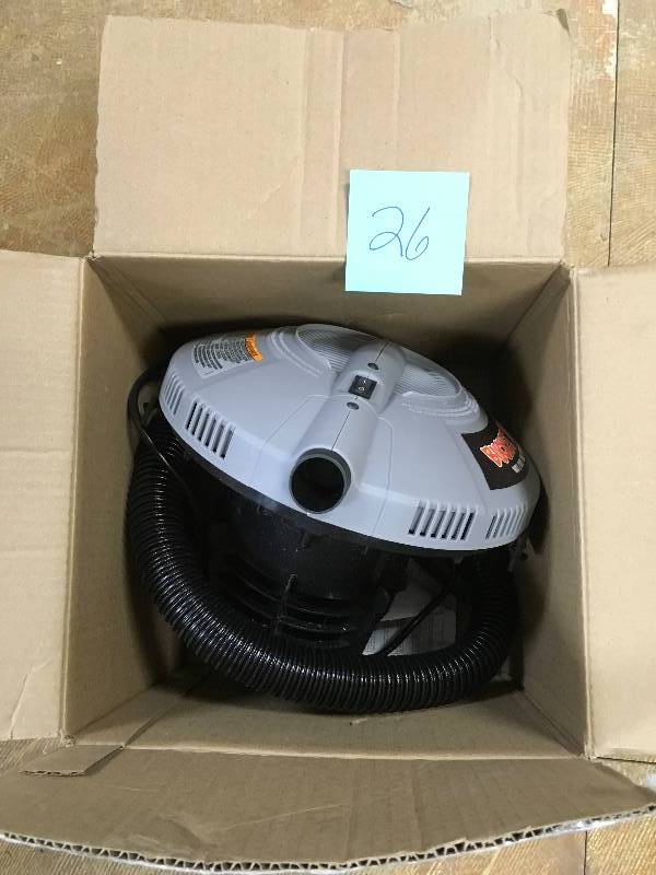 lot 26 image: Bucket Head 5 Gallon 1.75 Peak HP WetDry Vac in working conditions