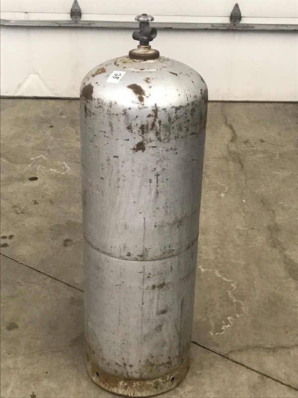 lot 28 image: 100# LP Tank ...