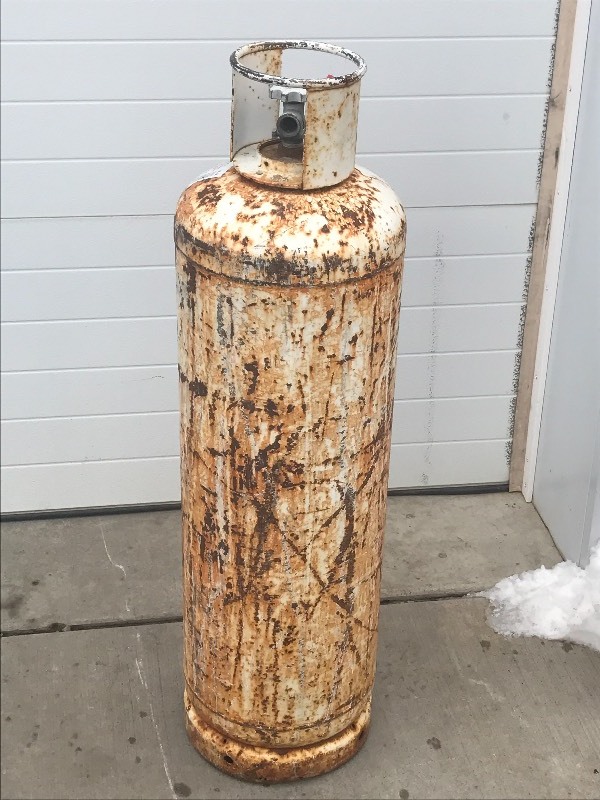 lot 29 image: 60# LP Tank--Full--Bad Valve ...