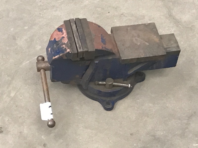 lot 38 image: Bench Top Vise With 4 Jaw ...